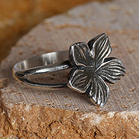 Sterling silver cocktail ring, 'Floral Embrace' - Floral-Themed Double Band Sterling Silver Cocktail Ring