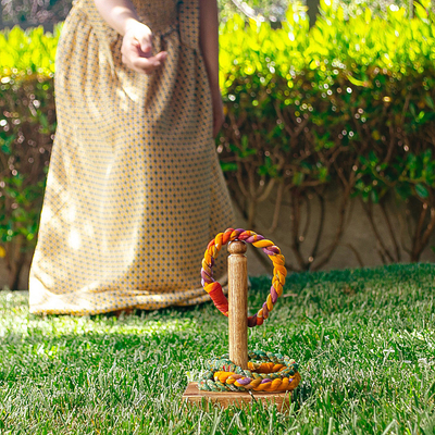Juego de lanzamiento de anillos de madera. - Juego de lanzamiento de anillos de madera con tela sari reciclada de la India.