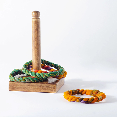 Ringwurfspiel aus Holz, „Sari Ring Toss“ – Ringwurfspiel aus Holz mit recyceltem Sari-Stoff aus Indien