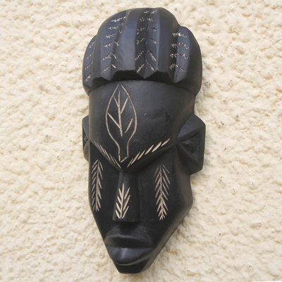 Ghanaische Holzmaske, 'Dorfkönigin - Handgefertigte ghanaische Holzmaske aus Afrika