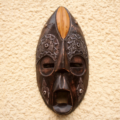 Ghanaische Holzmaske, „Beautiful Edjo“ - Afrikanische Holzmaske und Messingmaske