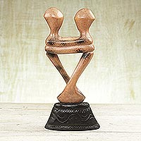 Escultura de madera, 'Momento de amor' - Escultura de madera romántica artesanal