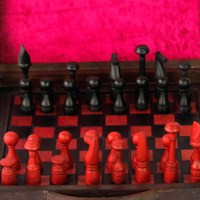 Schachspiel aus Holz und Leder, „To Victory – Schachspiel aus Holz und Leder“.