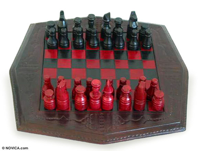 Juego de ajedrez de madera y cuero. - Juego de ajedrez de madera y cuero.