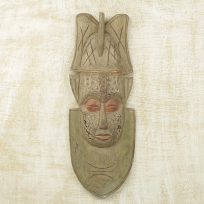 Ghanaische Holzmaske, „Schönheitskönigin von Aburi“ – Afrikanische Holzmaske mit Messingakzenten