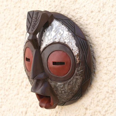 Ghanaische Holzmaske, 'Zelebrieren Sie den Frieden' - Afrikanische Holzmaske