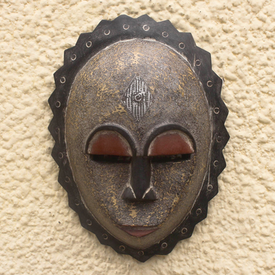 Máscara de madera nigeriana, 'Extranjero' - Máscara de madera nigeriana