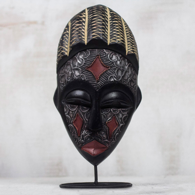 Ghanaische Holzmaske - Kunsthandwerklich gefertigte metallische Holzmaske auf Ständer