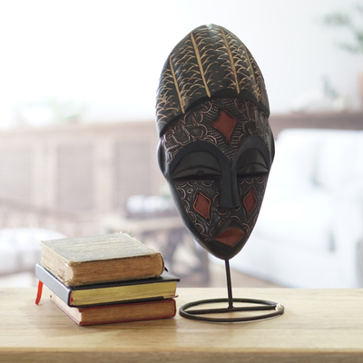 Ghanaische Holzmaske - Kunsthandwerklich gefertigte metallische Holzmaske auf Ständer