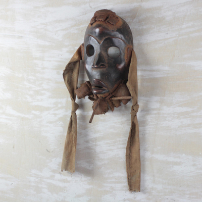 Máscara nigeriana de madera y yute - Máscara de madera de Nigeria de comercio justo