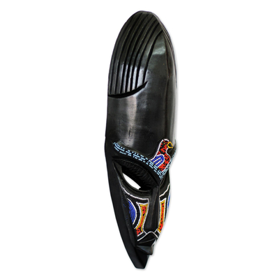 Ghanaische Holzmaske – Maske aus afrikanischem Gummibaumholz mit Perlenakzenten