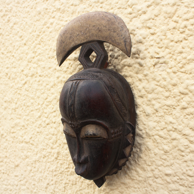 Ivoirische Holzmaske, „Yoari Moon“ – handgefertigte Holzmaske der Elfenbeinküste