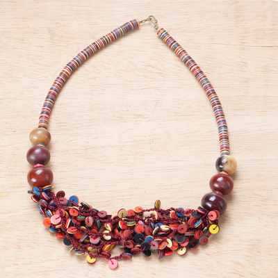 Halskette mit Hornperlen, 'Lebendiger Sonnenuntergang'. - Recycelte Perlenkette aus Afrika
