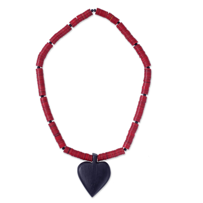 Herz-Halskette aus Holz, „Odehye“ – handgefertigte Herz-Halskette aus recycelten Perlen und Holz