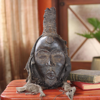 Ivoirische Holzmaske, 'Schutz der Ungeborenen' - Einzigartige afrikanische Holzmaske
