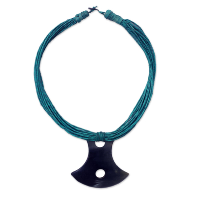 Halskette aus Horn und Leder, „Laraba“ – Halskette mit Anhänger aus Leder und Horn