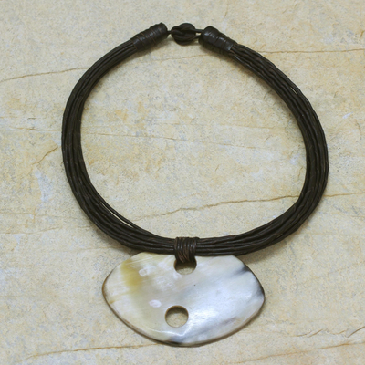 Halskette aus Horn und Leder, „Kibsa“ – Halskette mit Anhänger aus Leder und Horn