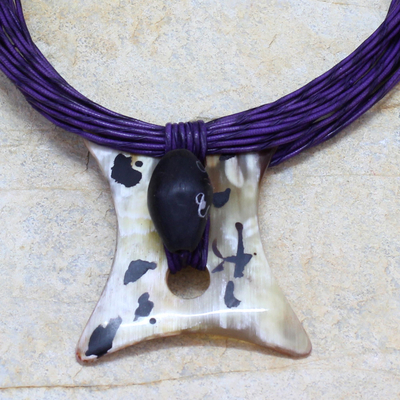 Halskette aus Horn und Leder, „Atani“ – Halskette mit Hornanhänger aus Leder