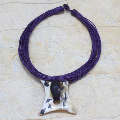 Halskette aus Horn und Leder, „Atani“ – Halskette mit Hornanhänger aus Leder