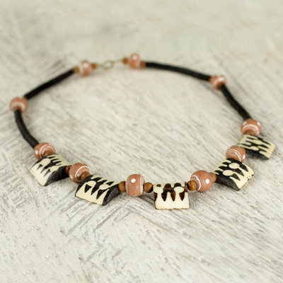 Halskette aus Knochen und Keramikperlen, „Amaria“ – handgefertigte Halskette aus Knochen und recycelten Perlen