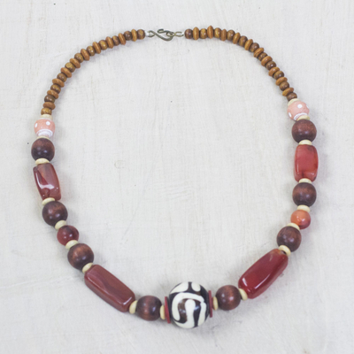 Achat- und Knochenperlenkette, „Maneray“ – Handgefertigte Perlenkette aus Achat und Knochen aus Afrika