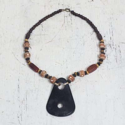 Collar colgante de cuerno y ágata, 'Gamba' - Collar colgante de cerámica africana y ágata