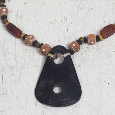 Halskette mit Anhänger aus Horn und Achat, „Gamba“ – Halskette mit Anhänger aus afrikanischer Keramik und Achat