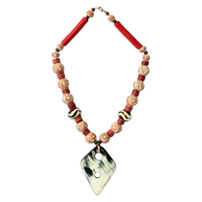 Halskette mit Anhänger aus Horn und Keramik, „Pogyanga“ – Halskette aus Horn und Keramikperlen