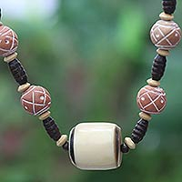 Halskette aus Knochen und Keramikperlen, 'Sougri' - Halskette aus Knochen und Keramikperlen