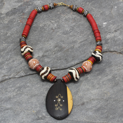 Halskette mit Anhänger aus Ebenholz und Keramik - Halskette mit Anhänger aus Ebenholz und Keramik