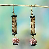 Pendientes colgantes de bambú y terracota, 'Adwenepa' - Pendientes colgantes de cerámica y bambú hechos a mano