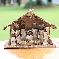 Belén de madera, 'Santo Nacimiento' - Escultura Religiosa de Nacimiento de Madera Artesanal