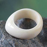 Anillo abovedado de hueso, 'Ivory Eagle Spirit' - Anillo abovedado artesanal