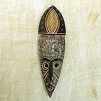 Máscara de madera africana, 'Kahlilia' - Máscara de madera africana de amistad sincera tallada a mano