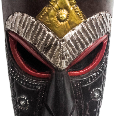 Afrikanische Holzmaske, „Rainah“ – handgefertigte afrikanische Holzmaske mit geprägtem Aluminium
