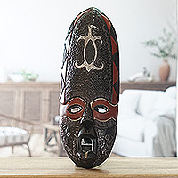 Máscara de madera africana, 'Hye Wonnye II' - Máscara de madera africana con símbolo Adinkra en aluminio repujado