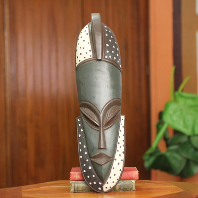 Afrikanische Holzmaske, 'Ewuraba' – handgeschnitzte Original-Wandmaske