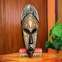 Máscara de madera africana, 'Dromoh' - Máscara africana de comercio justo