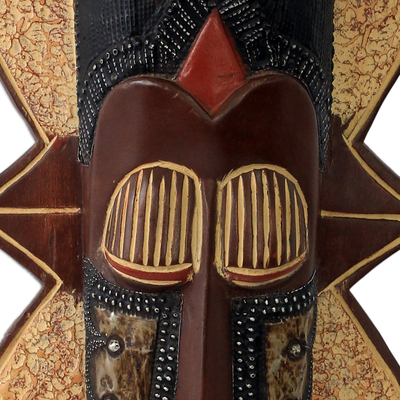 Afrikanische Holzmaske, 'Adwen Pa' - Große afrikanische Maske mit Aluminiumlöwe aus Ghana