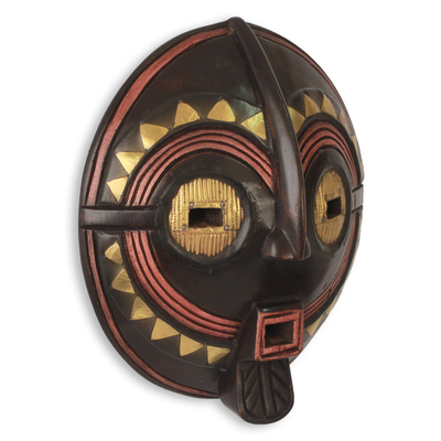 Máscara africana de madera - Auténtica máscara africana hecha a mano en Ghana.