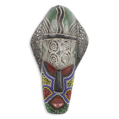 Afrikanische Perlenmaske aus Holz, 'Landa' - Afrikanische Stammeshäuptlingsmaske aus Perlenholz