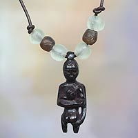 Collar colgante de ébano y cuero, 'Simple Love' - Escultura de ébano y collar colgante de cuero de vidrio reciclado