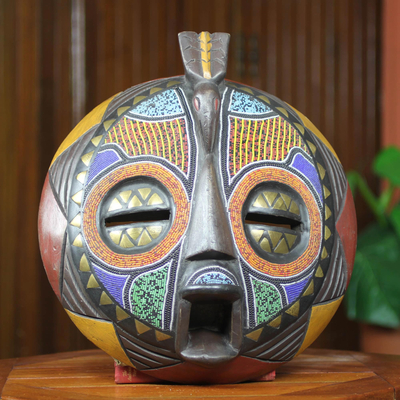 Máscara africana de madera con cuentas, 'Akan Anoma' - Máscara africana de pájaro colorida hecha a mano