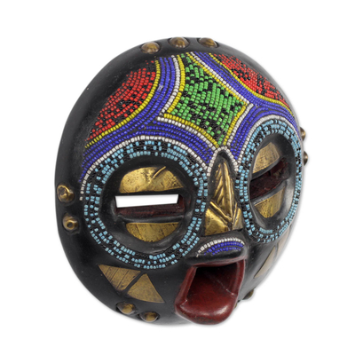Maske aus afrikanischem Perlenholz, 'Okyeame' - Farbenfrohe Maske eines afrikanischen Stammessprachlers von Hand gefertigt