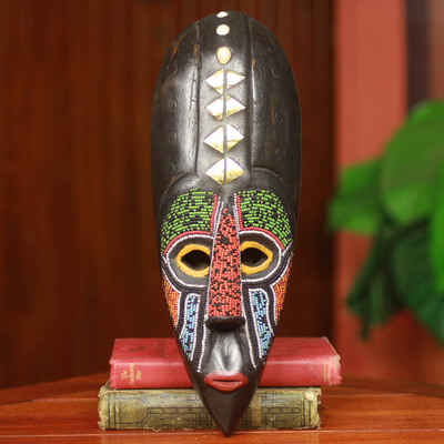 Máscara africana de madera con cuentas, 'Autoridad Akan' - Máscara africana con cuentas hecha a mano de Ghana