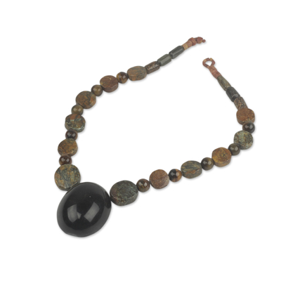 Tigerauge-Perlenkette, „Ahemaa Tumi“ – Hornanhänger an einer Tigerauge-Speckstein-Perlenkette