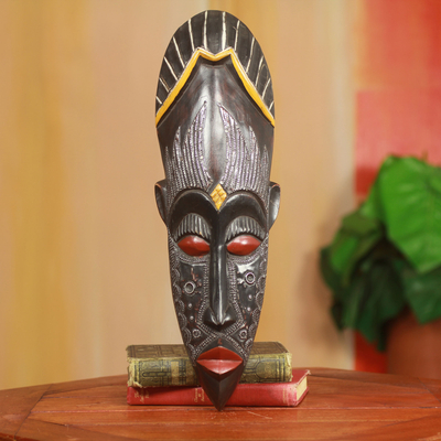 Afrikanische Holzmaske, „Amadi“ – handgeschnitzte Holzmaske mit geprägten Metallplatten