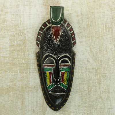 Máscara africana de madera con cuentas - Máscara de loro de madera africana con cuentas de vidrio reciclado de Ghana