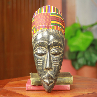 Afrikanische Maske - Handgeschnitzte afrikanische Ashanti-Stammmaske mit Kente-Stoff