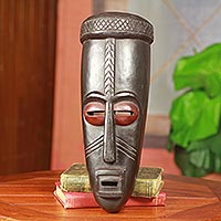 Máscara de madera africana, 'Mo Ne Kasa' - Máscara de madera africana de buen discurso tallada a mano